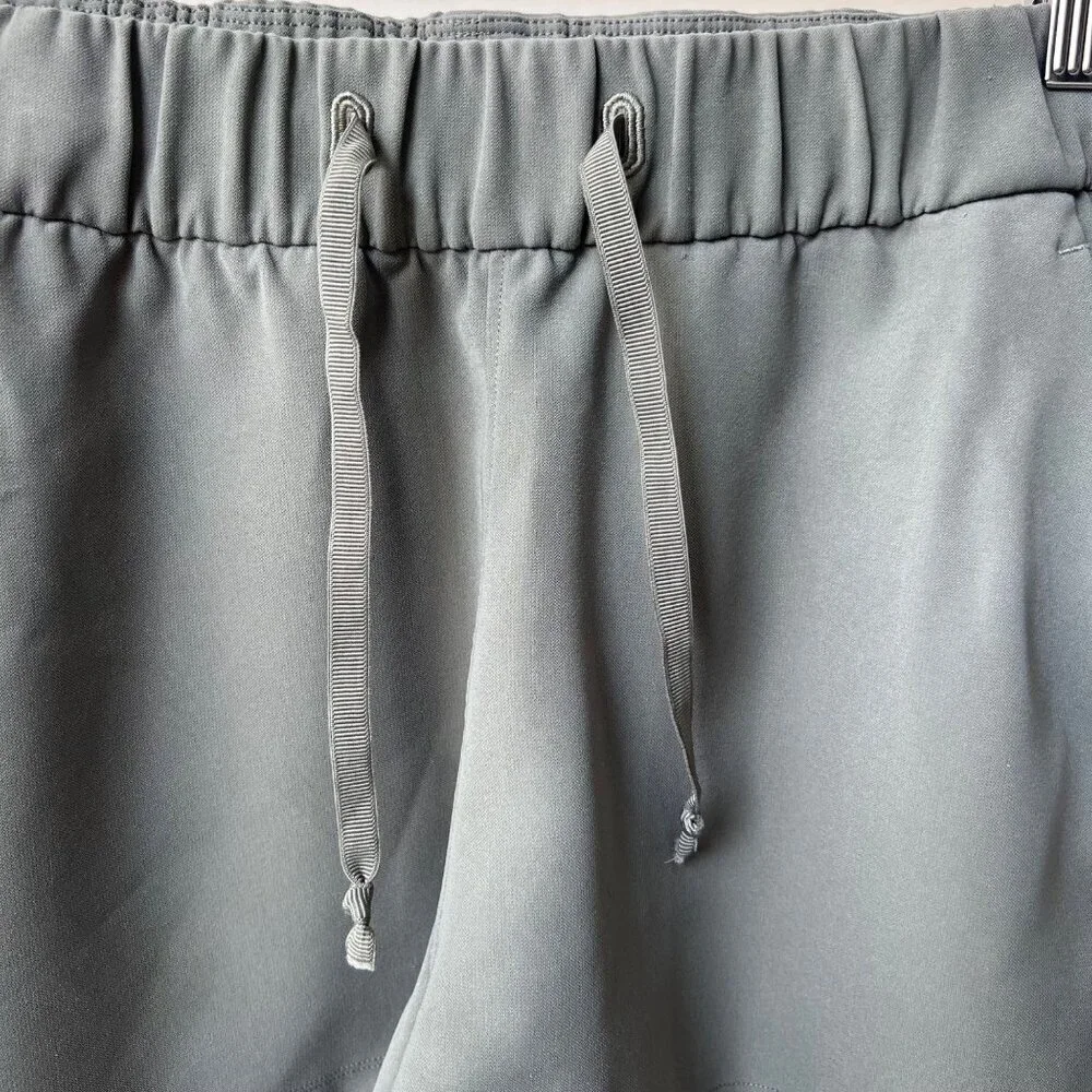 Lululemon On the Fly Short Woven 2.5” - Grey Sage - Size 6 J189